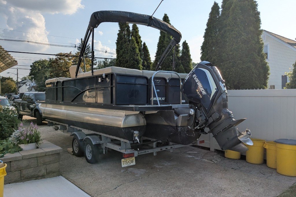 2017 Manitou 23 Aurora VP